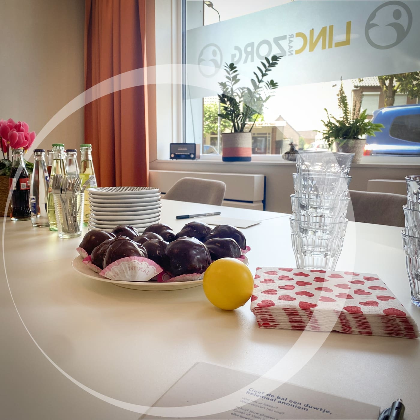 Featured image for “Bal op tafel. Bollen erbij. En een tafel vol ideeën.”