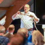 Edwin visualiseert samenwerking met verschillende touwen tijdens een keynote