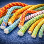 Losse uiteinden van verschillende touwen als metafoor voor vertrekpunt bij samenwerking of fusie