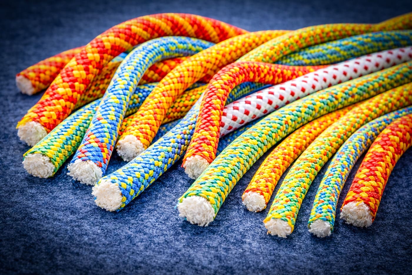 Losse uiteinden van verschillende touwen als metafoor voor vertrekpunt bij samenwerking of fusie