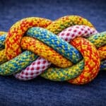 Kleurrijke touwen in een stevige bundel als metafoor voor samenwerken en fusies tussen organisaties