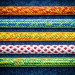 Vijf verschillende touwen naast elkaar als metafoor voor samenwerken vanuit eigenheid