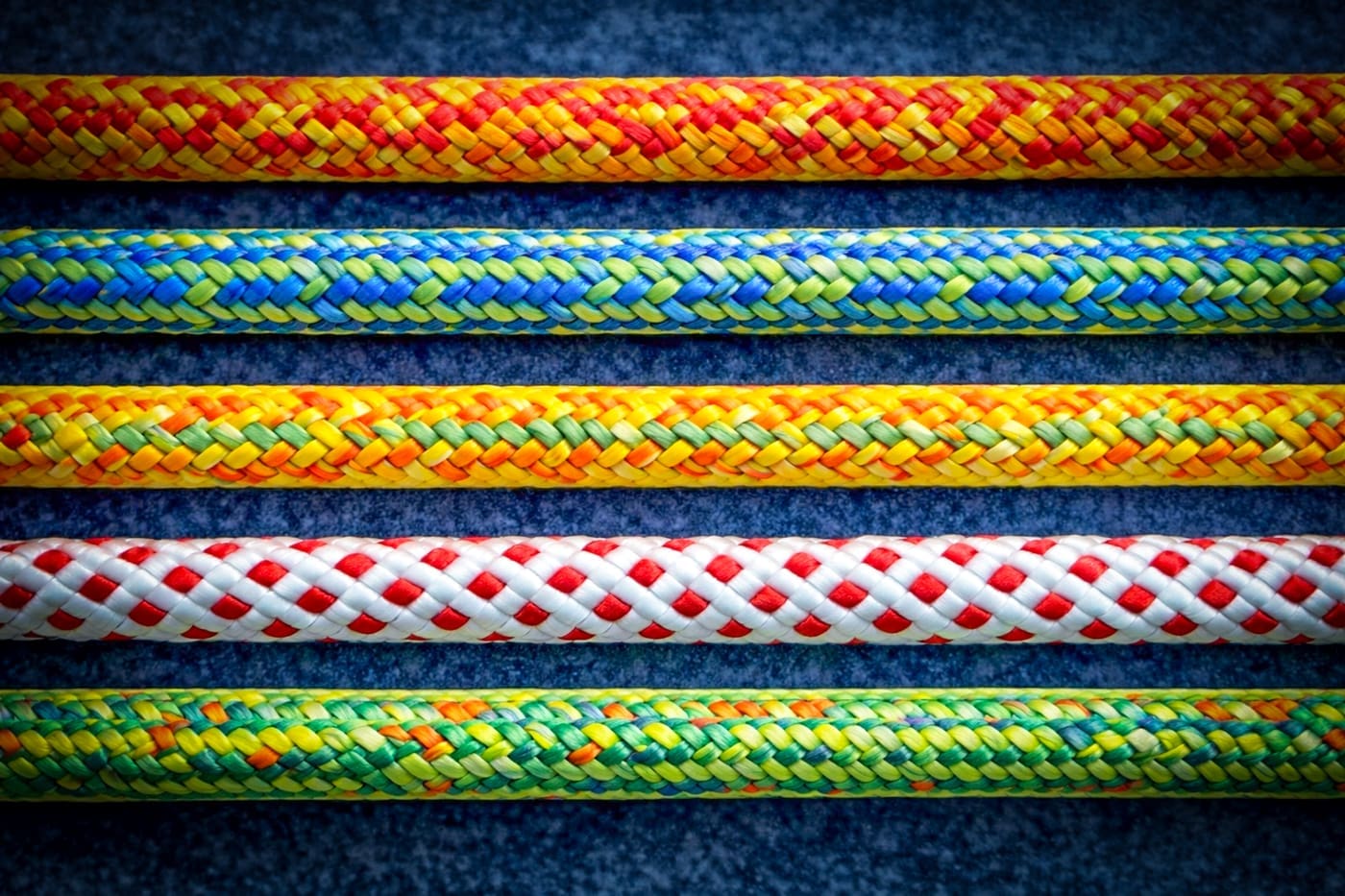 Vijf verschillende touwen naast elkaar als metafoor voor samenwerken vanuit eigenheid