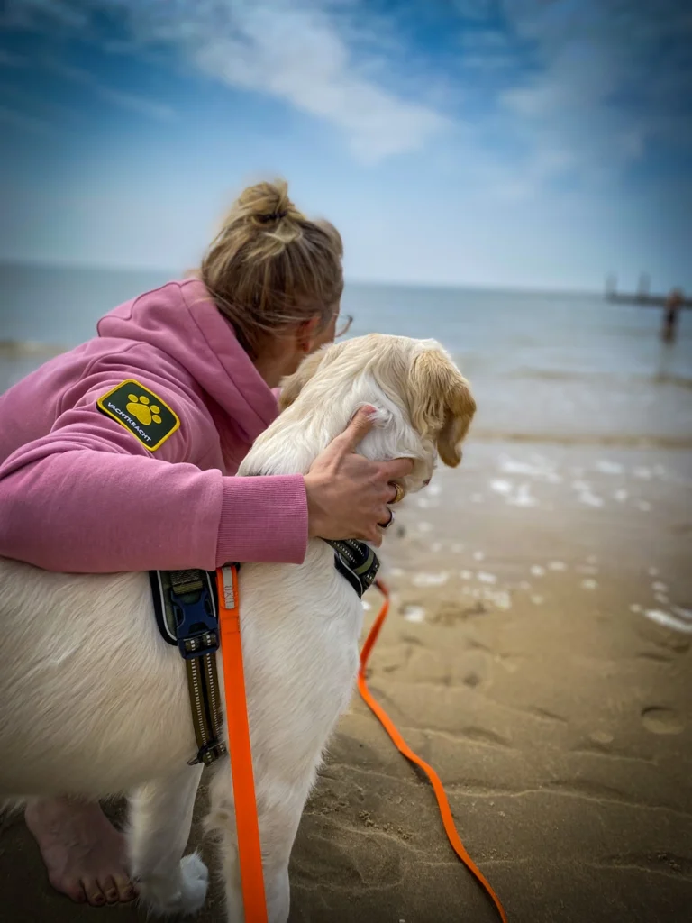 Mirjam zit met Roos aan zee tijdens een rustig moment na een intensieve sessie