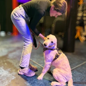Studenten maken informeel contact met Roos tijdens een rustige sessie